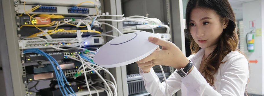 Wi-Fi-technician-installation-access-point-dish.